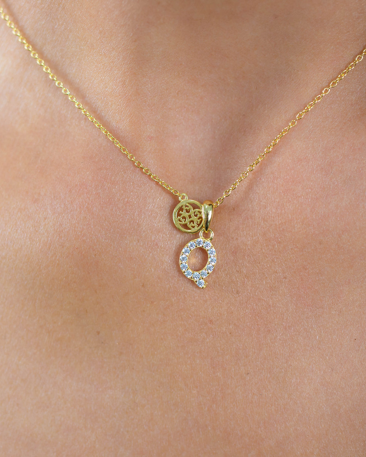 LUXURY LETTERS Q INITIAL PENDANT GOLD