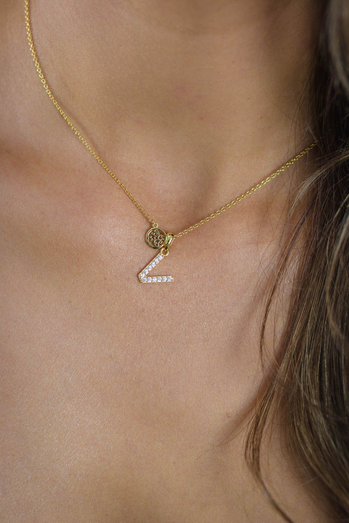 LUXURY LETTERS V INITIAL PENDANT GOLD
