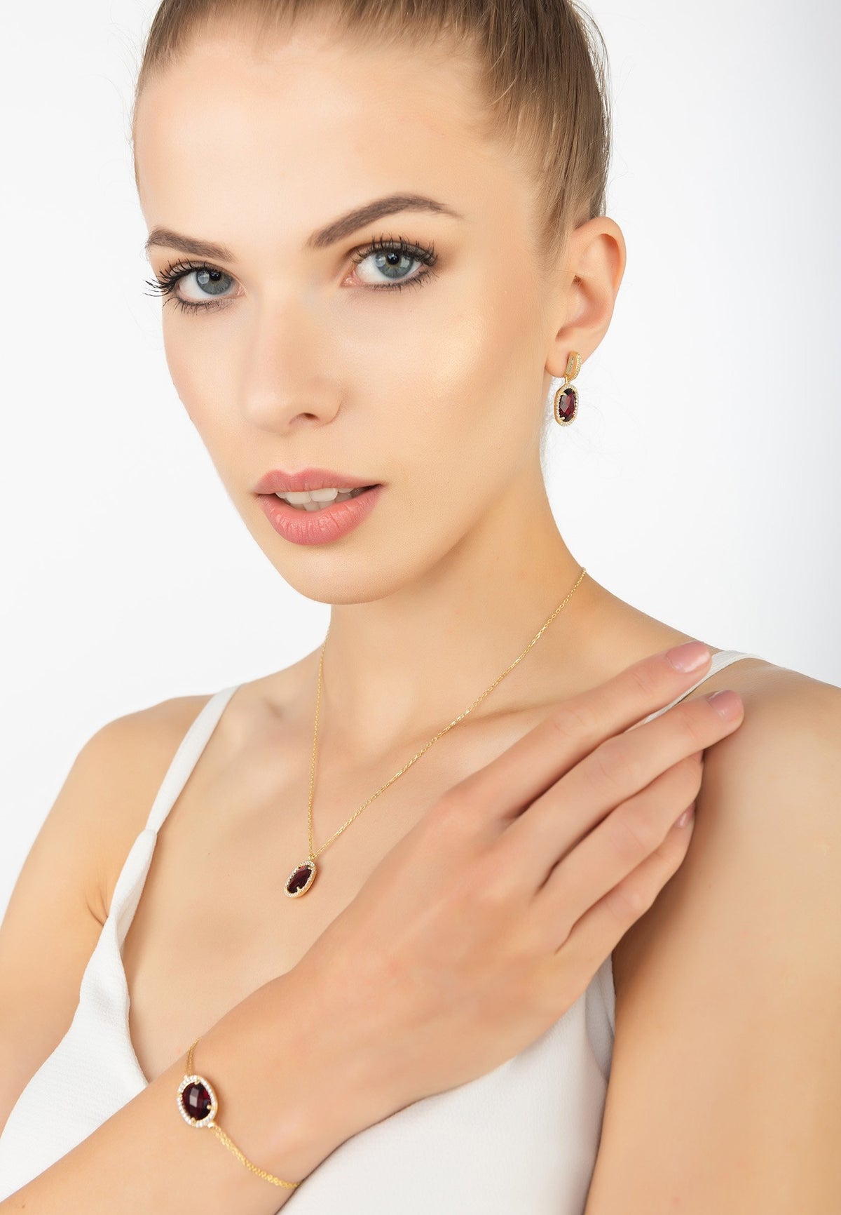 Beatrice Oval Gemstone Pendant Necklace Gold Garnet