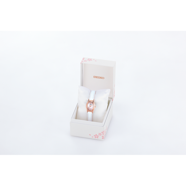Contemporary luxury watch and Jewellery retailer display picture 3